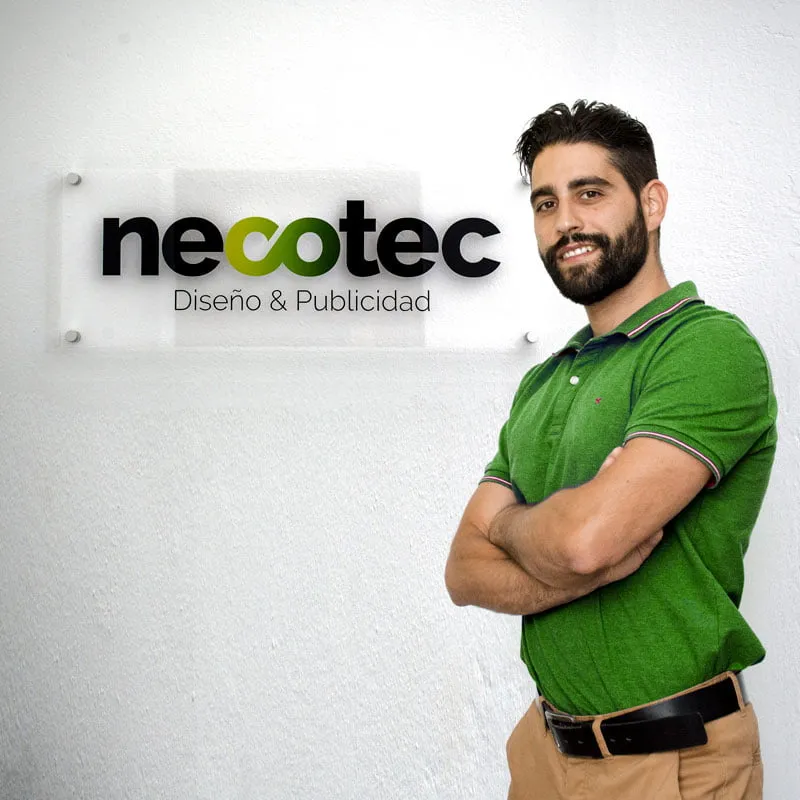 Miguel Ángel, de Necotec, junto al logotipo de la empresa