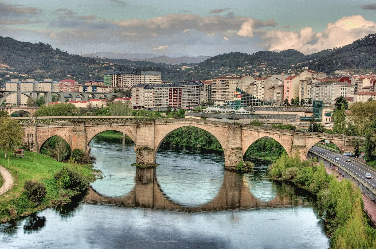 Ponte Vella sobre el Miño, Ourense. Fotografía del entorno geográfico.